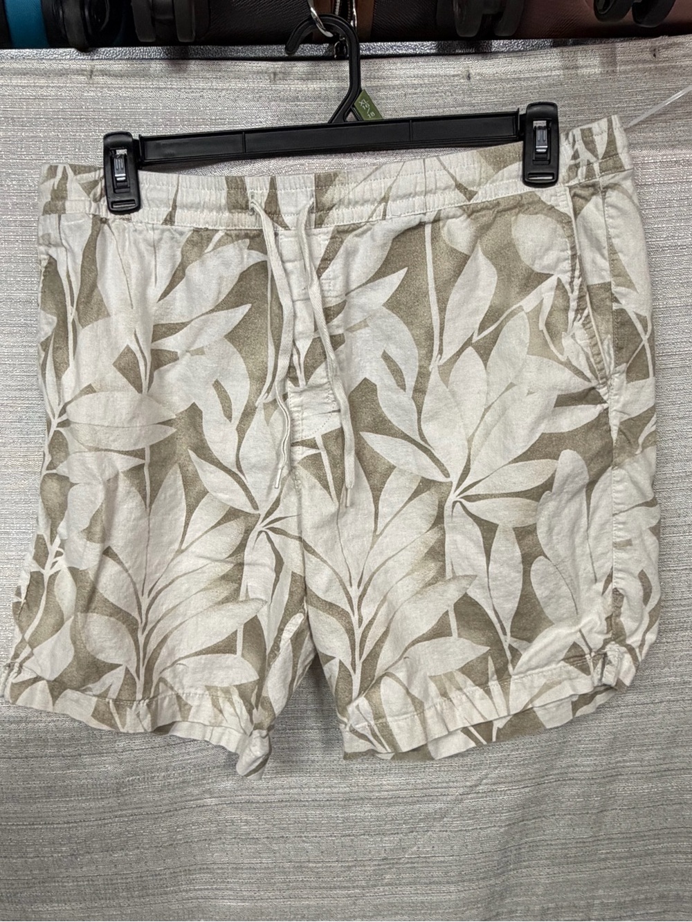Express Men's Leaf-Print Drawstring Shorts - Cream & Tan